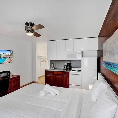 Waves Beach Town Studio Apartment Помпано Бич Экстерьер фото
